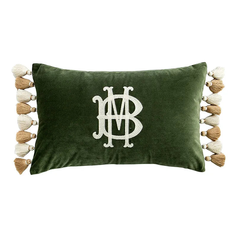 coussin carré vert foncé monogramme blanc velours tassel beige moderne brodé environnemental taie d'oreiller