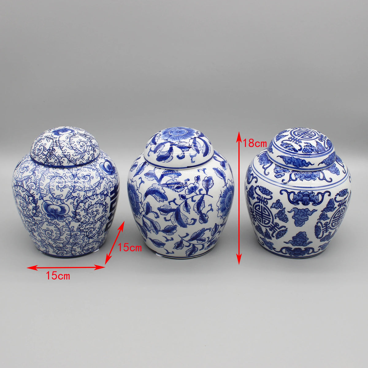 Ces trois vases de porcelaine bleue et blanche, ornés de motifs floraux, sont des accessoires de décoration élégants qui ajouteraient une touche d'authenticité à n'importe quel intérieur.
