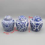Ces trois vases de porcelaine bleue et blanche, ornés de motifs floraux, sont des accessoires de décoration élégants qui ajouteraient une touche d'authenticité à n'importe quel intérieur.