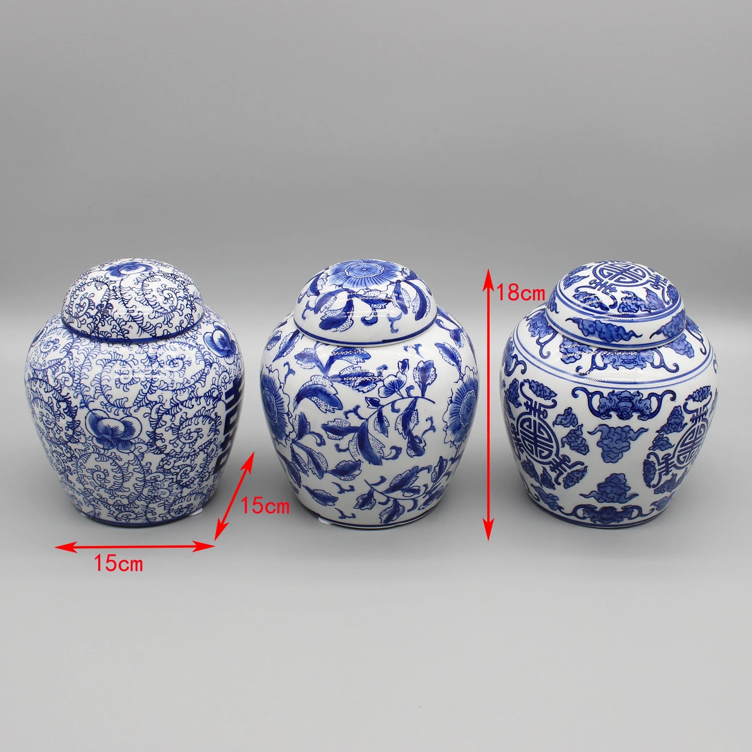 Ces trois vases de porcelaine bleue et blanche, ornés de motifs floraux, sont des accessoires de décoration élégants qui ajouteraient une touche d'authenticité à n'importe quel intérieur.