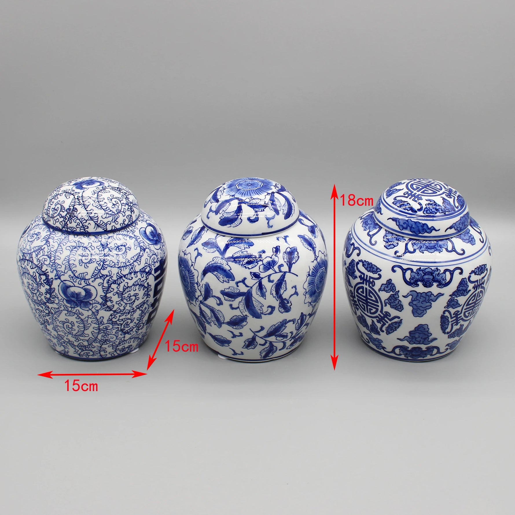Ces trois vases de porcelaine bleue et blanche, ornés de motifs floraux, sont des accessoires de décoration élégants qui ajouteraient une touche d'authenticité à n'importe quel intérieur.