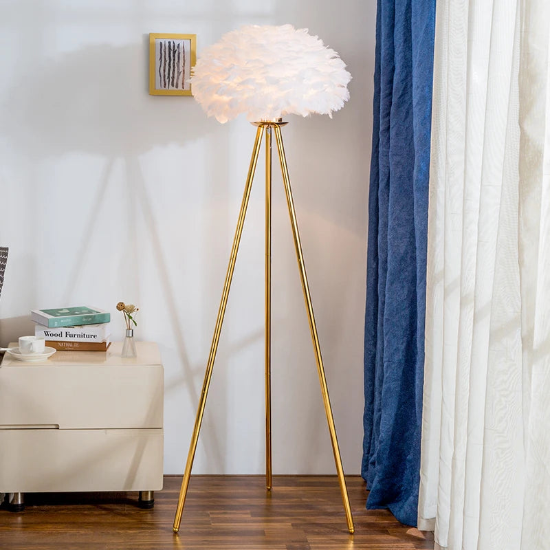 lampe sol moderne plumes blanche dorée pieds trépied led chambre salon entree
