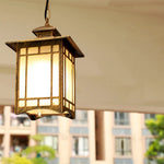 Lustre étanche installé dans un salon moderne