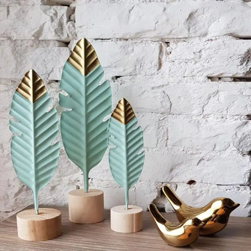 décoration intérieure moderne plumes bois oiseaux décoratifs vert menthe doré table salon