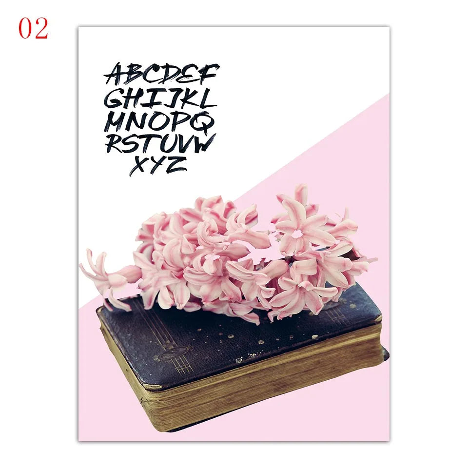 Un bouquet de fleurs de jacinthes roses posé sur un vieux livre vintage crée une belle composition rustique et élégante.