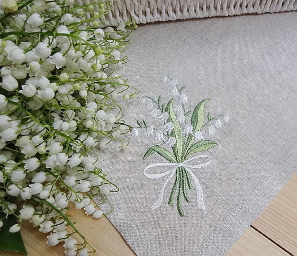 serviettes classiques brodées fleurs blanches vertes texture coton polyester beigeclair