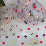 tissu brodé fleurs colorées feuilles vertes beige blanc noir translucide hexagonal 150cm polyester respirant