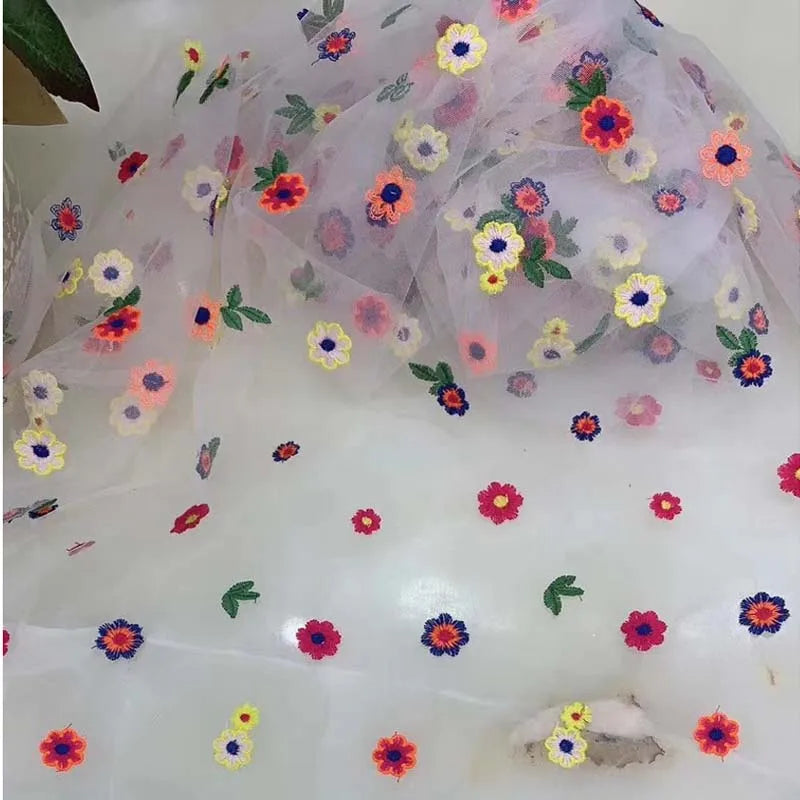 tissu brodé fleurs colorées feuilles vertes beige blanc noir translucide hexagonal 150cm polyester respirant