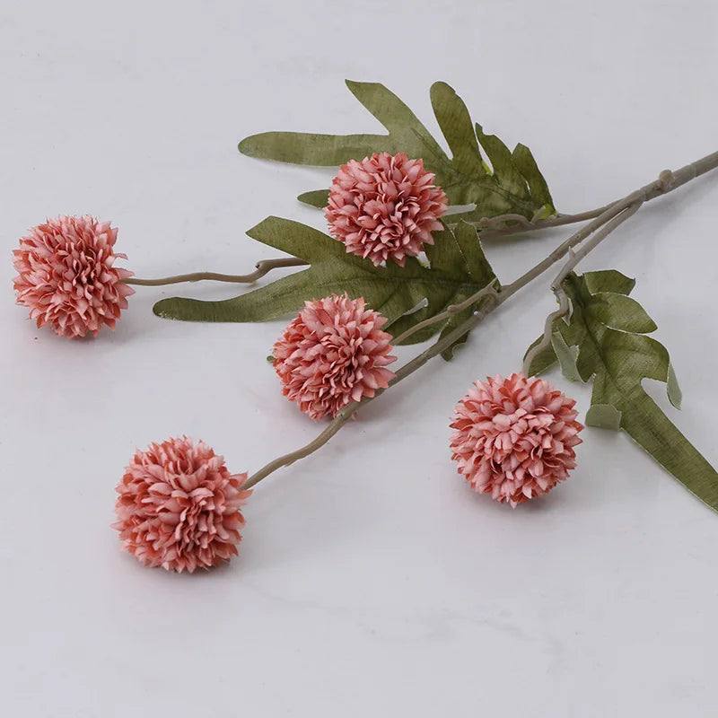 décoration intérieure moderne bouquet artificiel rose blanc violet boules fleurs feuilles vertes mariage anniversaire