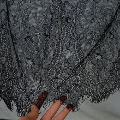 dentelle polyester nylon blanc noir ornements floraux motifs géométriques translucide classique élégant tissu large