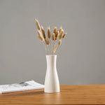 vases blancs modernes minimalistes céramique opaques fleurs artificielles table simple