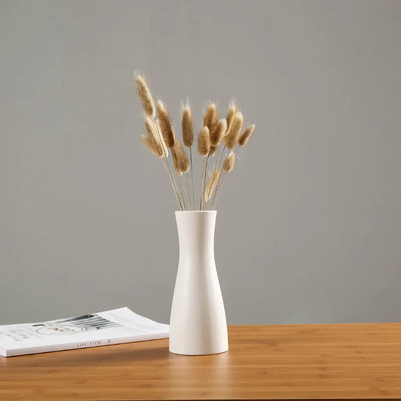 vases blancs modernes minimalistes céramique opaques fleurs artificielles table simple