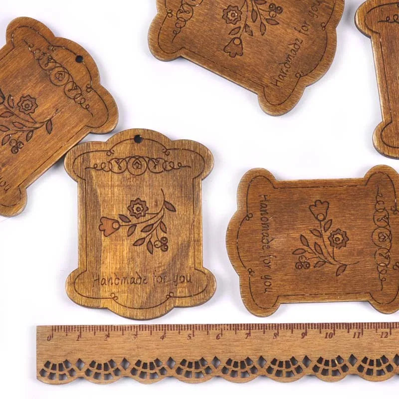 étiquettes bois gravure florale handmade ficelle jute vintage décoration maison bricolage artisanal