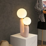 Vue de côté montrant le design nordique créatif de la lampe de chevet