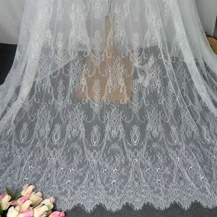 dentelle polyester nylon blanc noir ornements floraux motifs géométriques translucide classique élégant tissu large