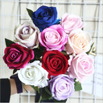 bouquet roses artificielles rouge blanc velours feuilles vertes decoration intérieure classique anniversaire mariage