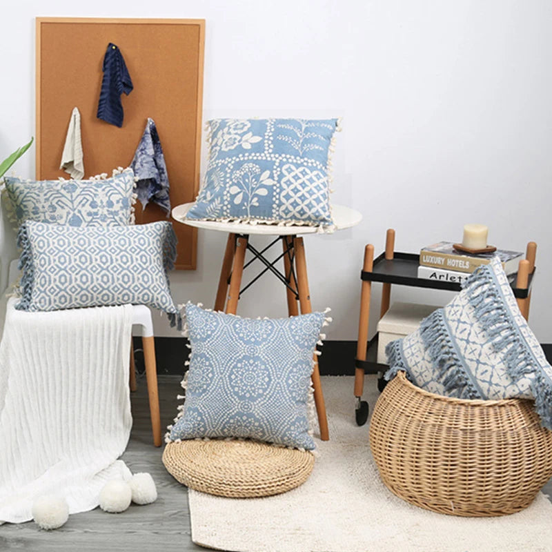 coussin boho chic bleu clair motif géométrique pompons blancs décoration maison lit voiture sofa