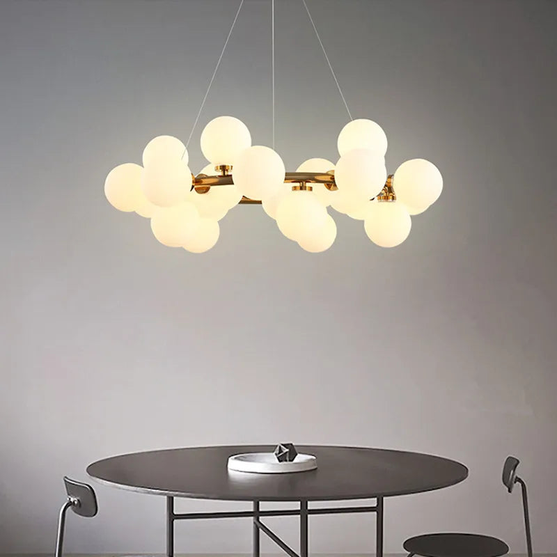 suspension lumineuse moderne boules verre translucides structure métal doré éclairage intérieur contemporain