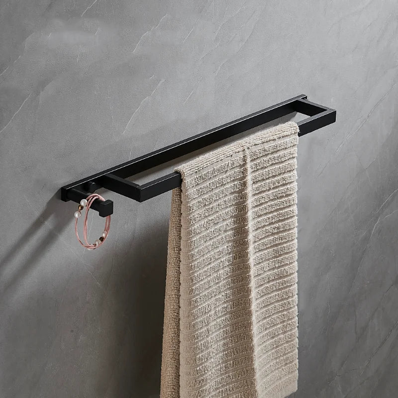 Porte-serviettes monté sur mur avec serviettes suspendues