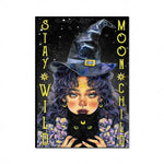 Une jeune sorcière au regard mystérieux portant un chapeau pointu et tenant un chat noir, entourée d'étoiles et de fleurs pourpres.