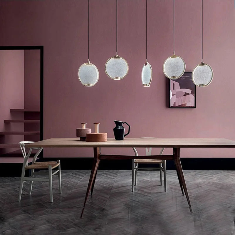 Détail du verre rond et du laiton de la suspension design