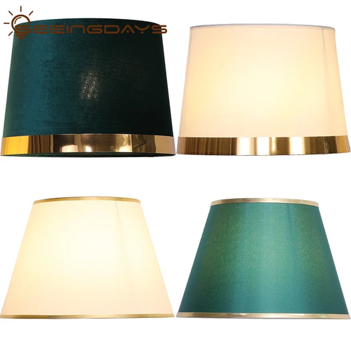 Abat-jour de lampe de chevet en tissu doré sur table de nuit