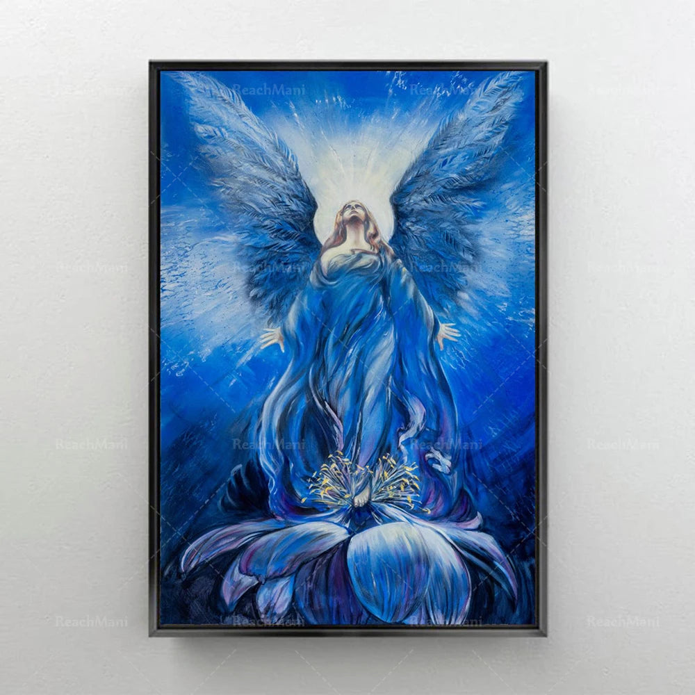 Une représentation mystique et surnaturelle d'un ange féminin aux ailes déployées, entouré de pétales de fleurs et baigné dans une lumière bleue céleste.