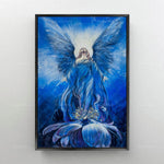 Une représentation mystique et surnaturelle d'un ange féminin aux ailes déployées, entouré de pétales de fleurs et baigné dans une lumière bleue céleste.