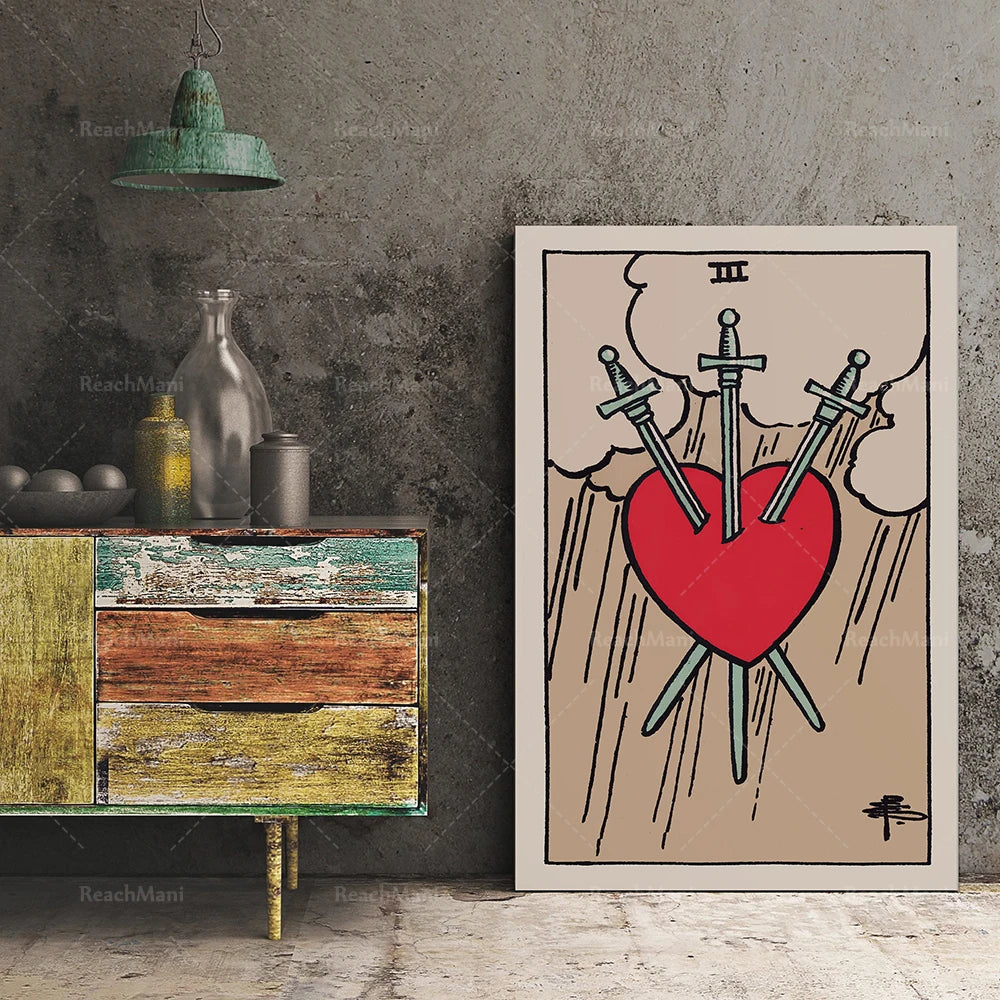 L'image montre un tableau artistique avec un symbole de coeur rouge percé par des épées dans un style de tarot, posé sur une console vintage en bois décorée, dans un intérieur sombre.