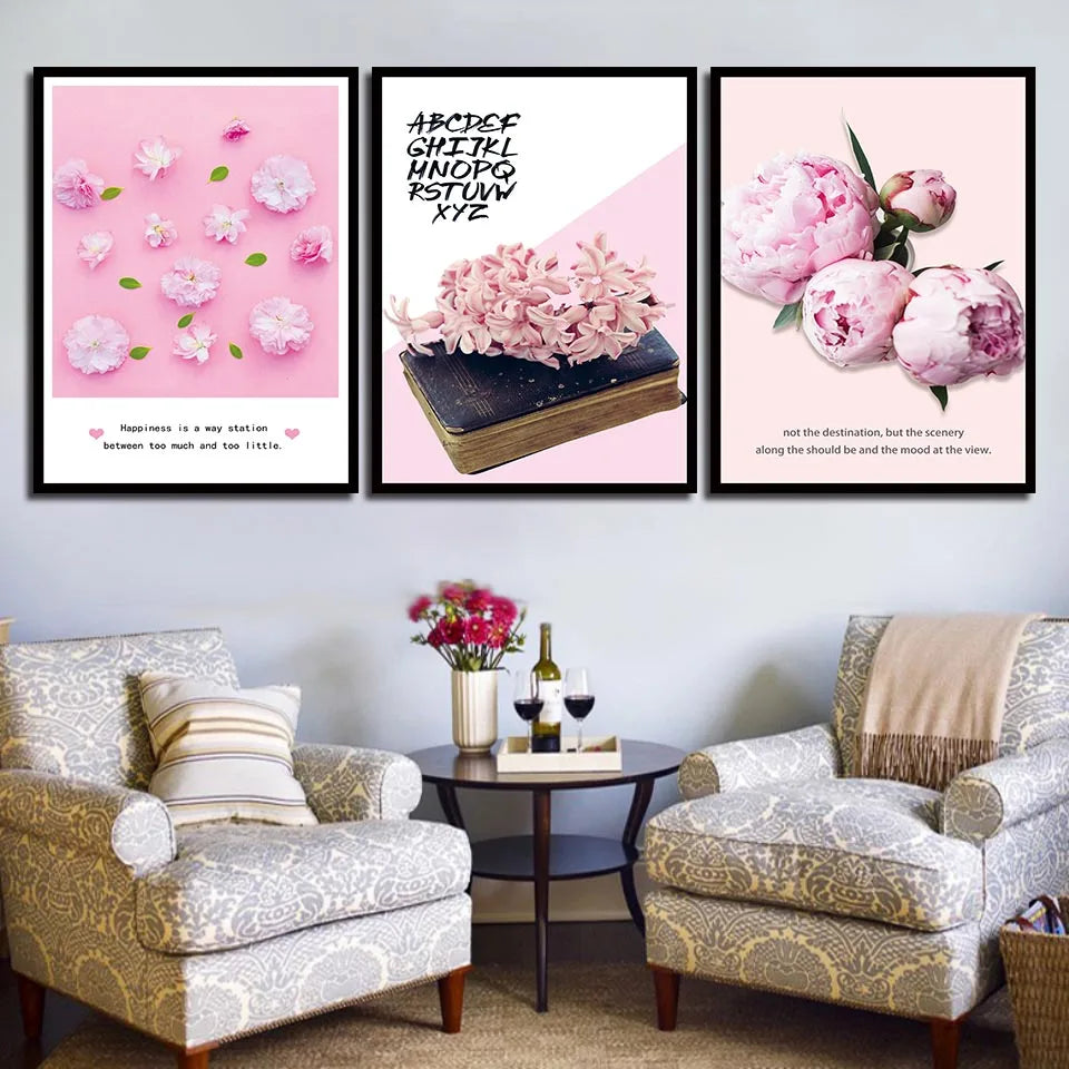 Ensemble de trois cadres décoratifs avec des fleurs de pivoine roses, un livre et des citations, dans un salon confortable avec des fauteuils rembourrés de style traditionnel.