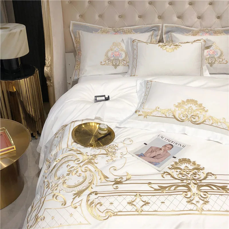 Détail de la broderie dorée sur housse de couette coton égyptien