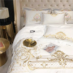 Détail de la broderie dorée sur housse de couette coton égyptien