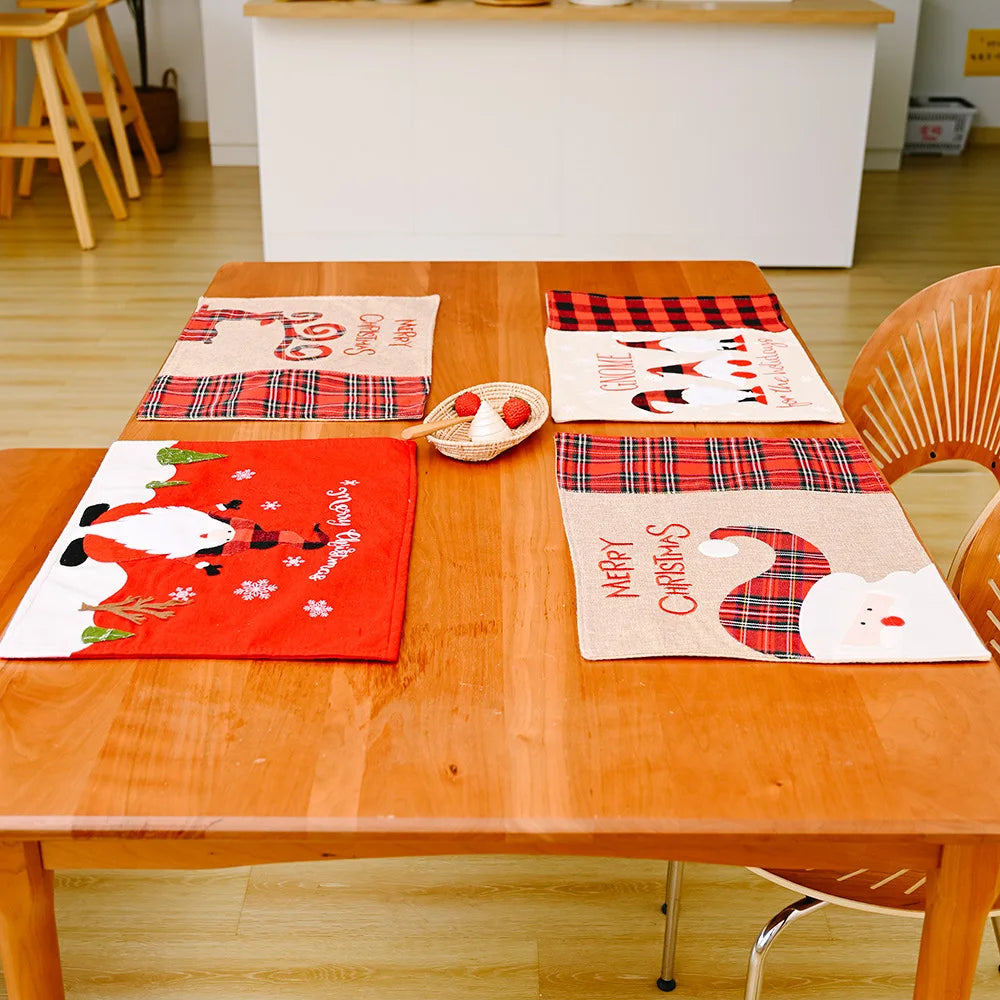serviettes table noël rouge beige motifs lutins rennes flocons tartan festive decorative