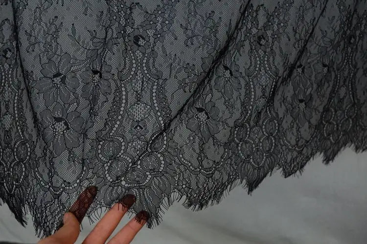 dentelle polyester nylon blanc noir ornements floraux motifs géométriques translucide classique élégant tissu large