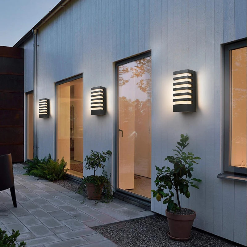 Installation de l'applique murale LED dans un jardin moderne