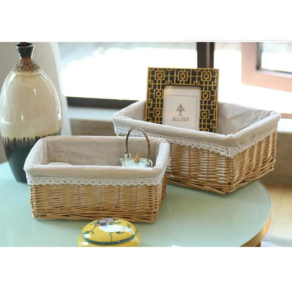 Panier en osier noir utilisé pour ranger des serviettes dans une salle de bain