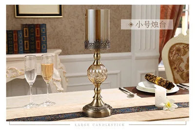 bougeoirs dorés transparents supports bougie colonne texture ornée vintage décoration maison chandelles floraux