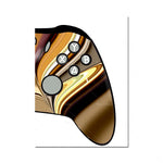 Une manette de jeu dorée et noire, avec les boutons de contrôle bien visibles.