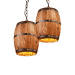 Détail du pendentif de chaîne et du bois