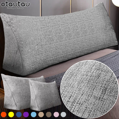 Housse de coussin triangle en coton lin beige sur un lit