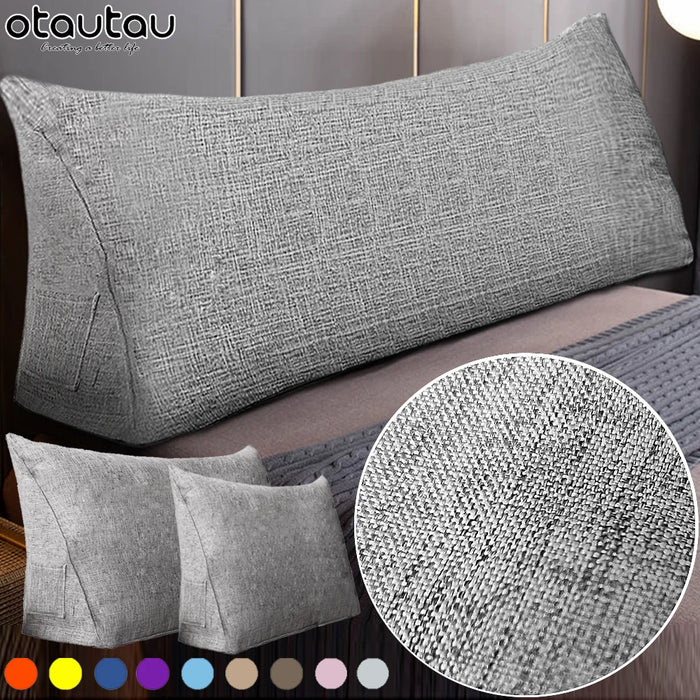 Housse de coussin triangle en coton lin beige sur un lit