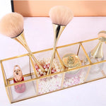 boîte maquillage transparente blanches roses moderne élégante brosse bouteille rouge rangement cosmétiques