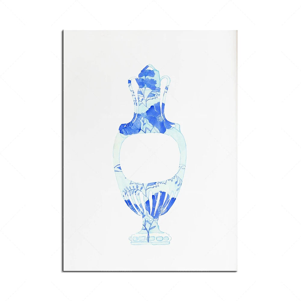 Un vase décoratif aux motifs floraux bleutés sur fond blanc.