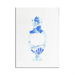 Un vase décoratif aux motifs floraux bleutés sur fond blanc.