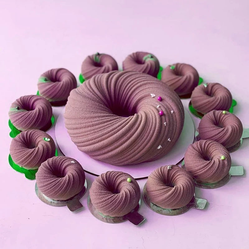 moules silicone pâtisserie gâteaux décorations ondulées motifs floraux modernes élégants textures rouges noirs or