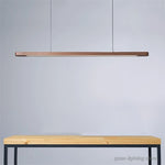 Lampe suspendue en bois de noyer avec éclairage chaud dans une cuisine moderne