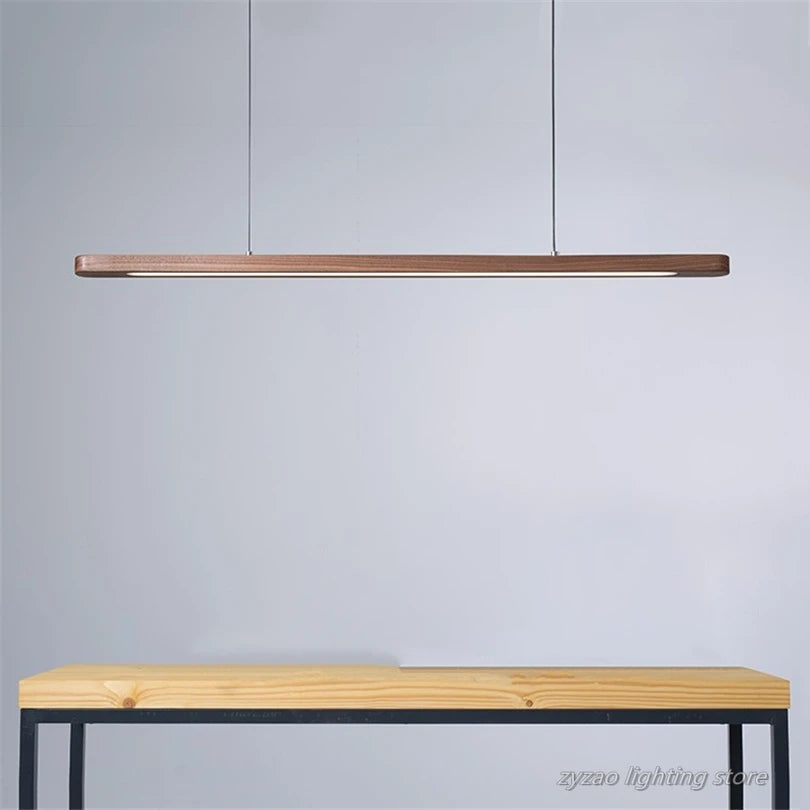 Lampe suspendue en bois de noyer avec éclairage chaud dans une cuisine moderne