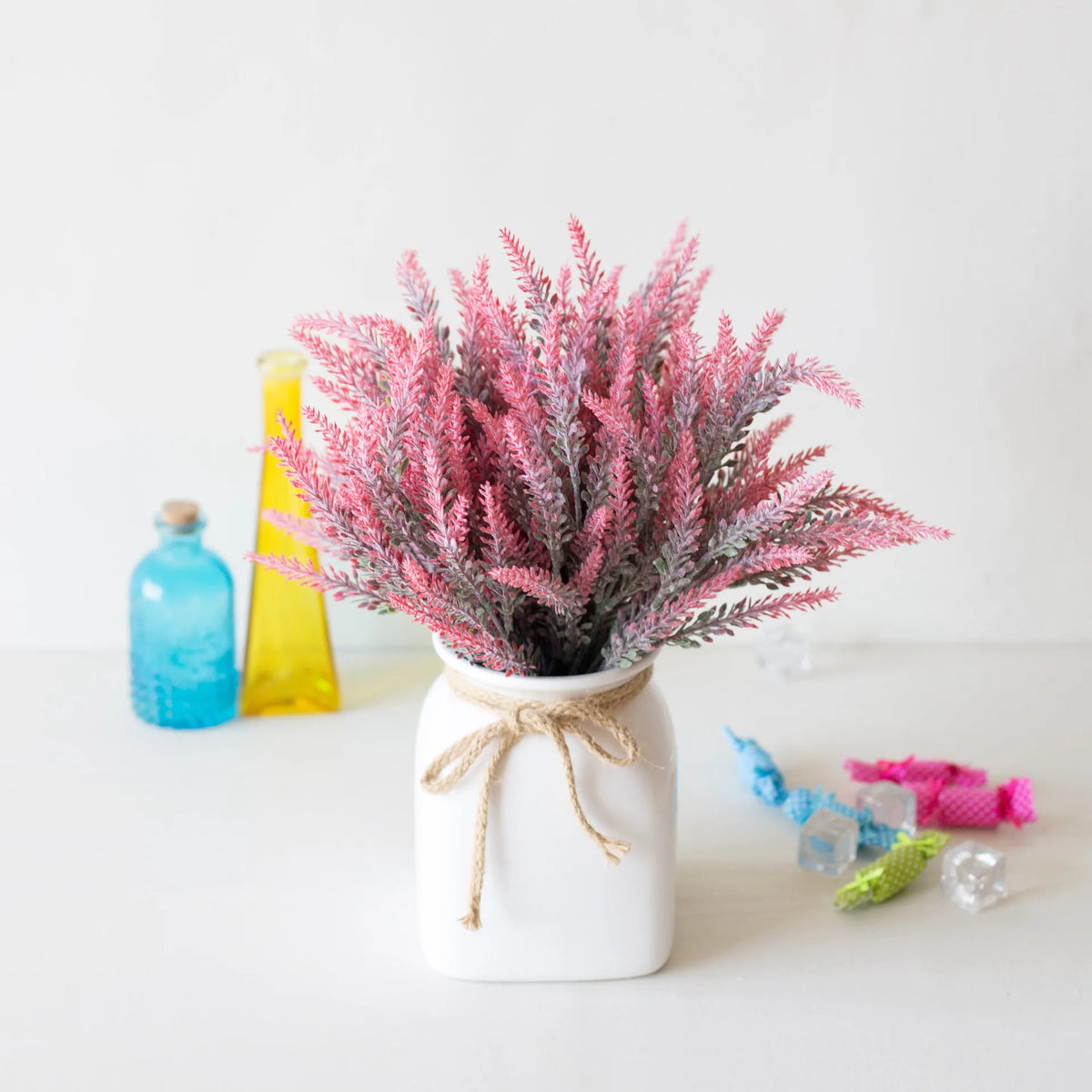 bouquet artificiel violet rose blanc feuilles fines modernes vase blanc poignéesextérieurDecorationMaison