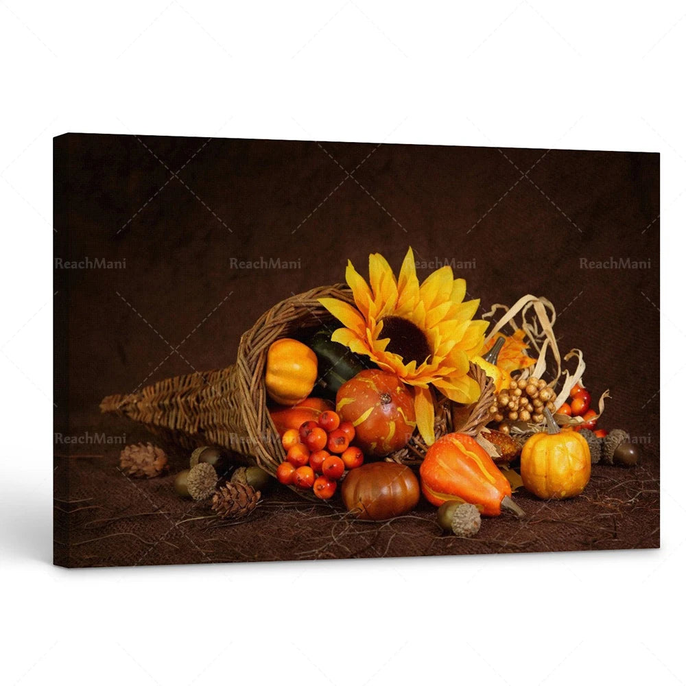 Une belle composition automnale de fleurs, fruits et légumes dans un panier en osier sur un fond sombre.