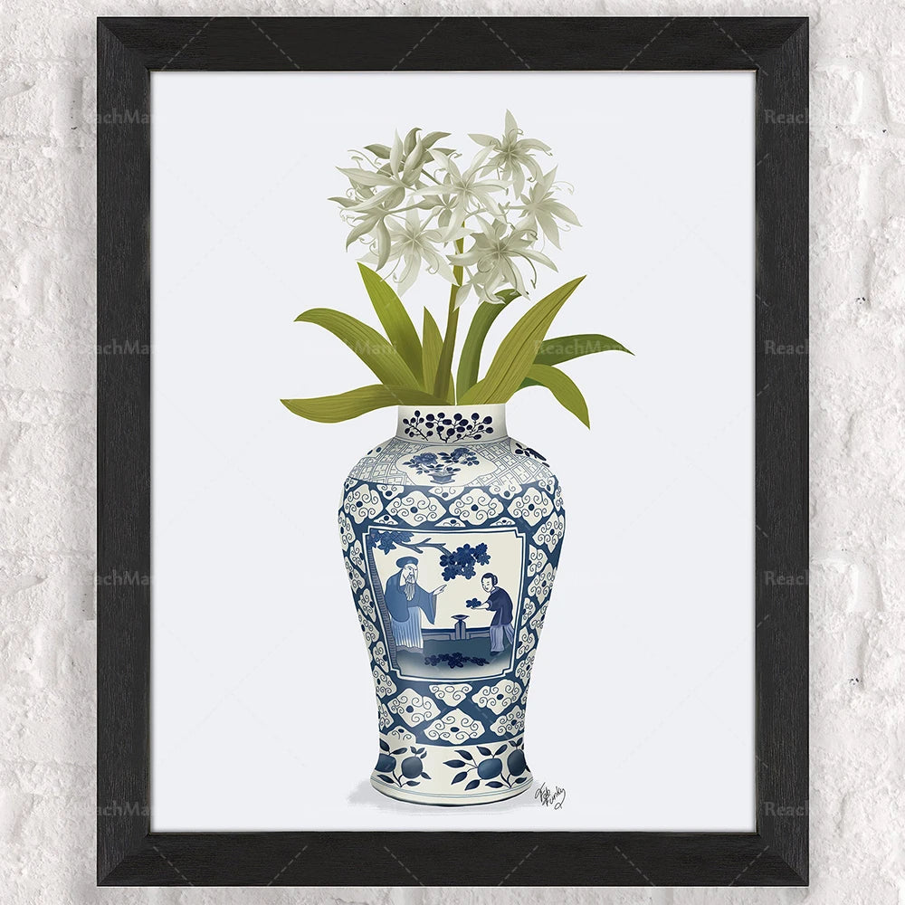 Vase bleu et blanc orné de motifs floraux, contenant un beau bouquet de fleurs blanches aux feuilles vertes.